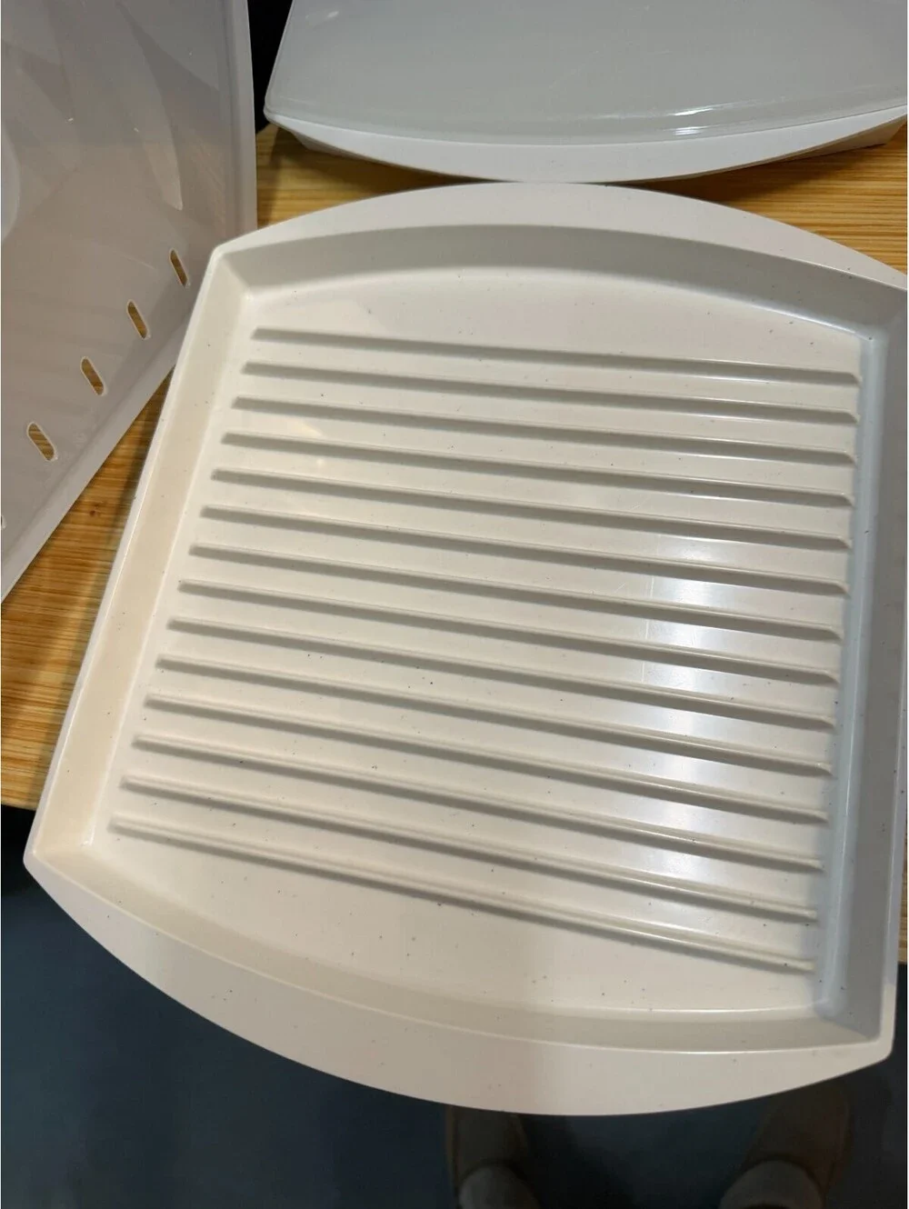 5 Microwave Bacon food Trays Nordic Ware crean white with lids 10 piece set VTG
